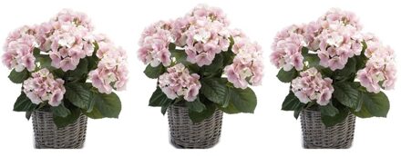 Bellatio Flowers & Plants 2x Kunstplanten Hortensia roze in rieten mand 45 cm - Kamerplanten roze Hortensia woondecoratie