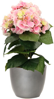 Bellatio Flowers & Plants Hortensia kunstplant met bloemen lichtroze - in pot metallic zilver - 40 cm hoog