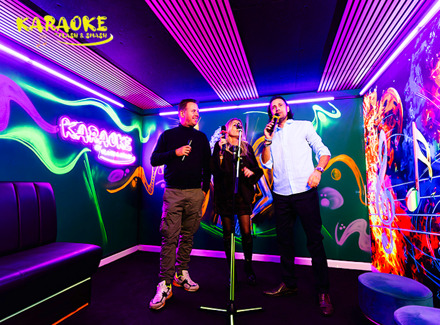 Blacklight Karaokebox bij Flash & Smash (1,5 of 2 uur)