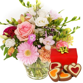 Bloemen met vaas + hartjes chocolade