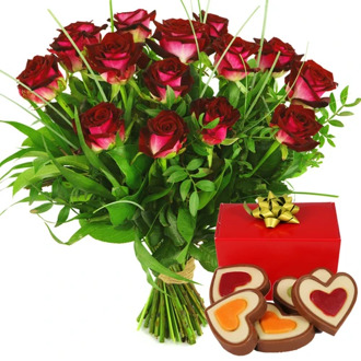 Boeket rode rozen + hartjes chocolade