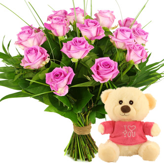 Boeket roze rozen + kleine I love you knuffel met roze shirt