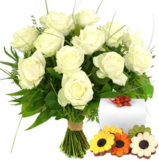 Boeket witte rozen + bloemetjes chocolade