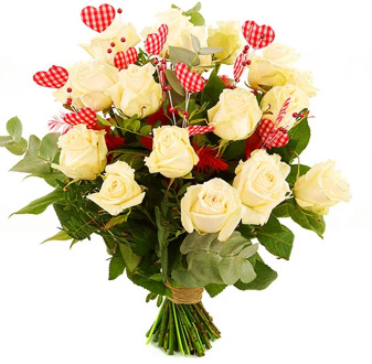 Boeket witte rozen + veren met hartjes