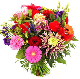 Bont boeket bloemen met hartjes