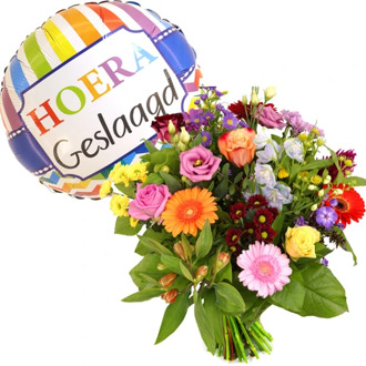 Bont boeket bloemen + geslaagd ballon
