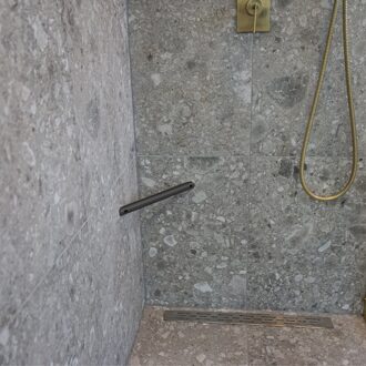 Boss & Wessing BWS Showerstick de Voetsteun Voor in de Douche Gunmetal Aquasplash