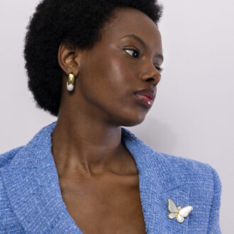 broche met wit parelmoer afgewerkt in 18K geel goud - Vlinder