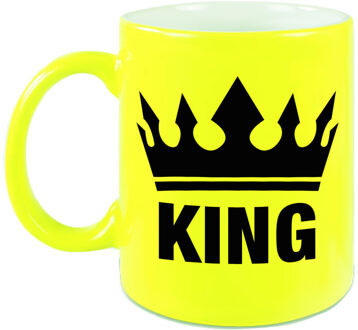 Cadeau King mok/ beker fluor neon geel met zwarte bedrukking 300 ml - feest mokken