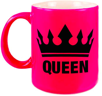 Cadeau Queen mok/ beker fluor neon roze met zwarte bedrukking 300 ml - feest mokken