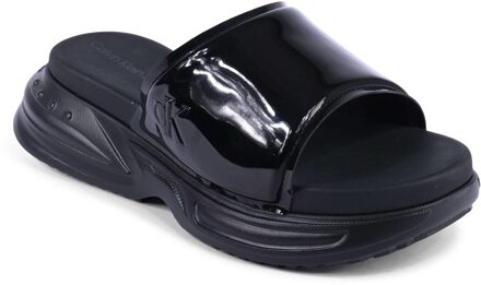 Calvin Klein Chunky Platform Slippers van Patentenleer Zwart