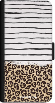 Casimoda iPhone 11 flipcase - Leopard lines Bruin/beige