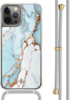 Casimoda iPhone 12 (Pro) hoesje met grijs koord - Marmer lichtblauw