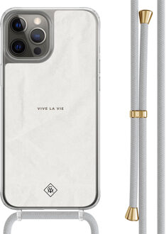 Casimoda iPhone 12 (Pro) hoesje met grijs koord - Vive la vie Grijs/zilverkleurig