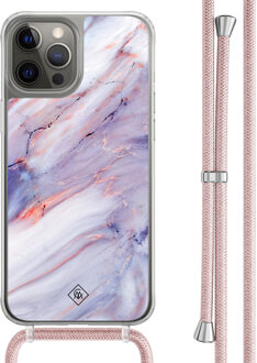 Casimoda iPhone 12 (Pro) hoesje met rosegoud koord - Marmer paars