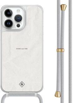 Casimoda iPhone 13 Pro Max hoesje met grijs koord - Vive la vie Grijs/zilverkleurig