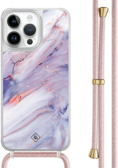 Casimoda iPhone 14 Pro Max hoesje met rosegoud koord - Marmer paars