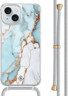 Casimoda iPhone 15 hoesje met grijs koord - Marmer lichtblauw