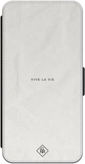 Casimoda iPhone 15 Pro flipcase - Vive la vie Grijs/zilverkleurig