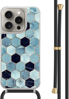 Casimoda iPhone 15 Pro hoesje met zwart koord - Blue cubes Blauw