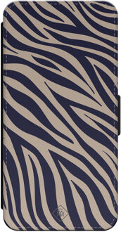 Casimoda iPhone 16 Pro flipcase - Wavy twist Blauw