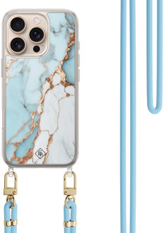 Casimoda iPhone 16 Pro hoesje met blauw koord - Marmer lichtblauw