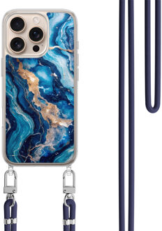 Casimoda iPhone 16 Pro Max hoesje met donkerblauw koord - Ocean marble Blauw, Goudkleurig