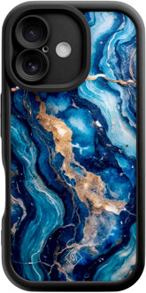 Casimoda iPhone 16 zwarte case - Ocean marble Blauw, Goudkleurig