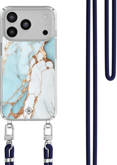 Casimoda iPhone 17 Pro Max hoesje met donkerblauw koord - Marmer lichtblauw