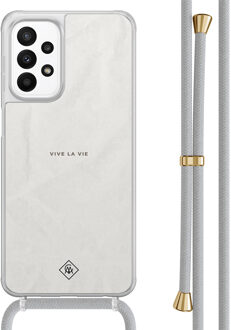 Casimoda Samsung Galaxy A23 hoesje met koord - Vive la vie Grijs/zilverkleurig