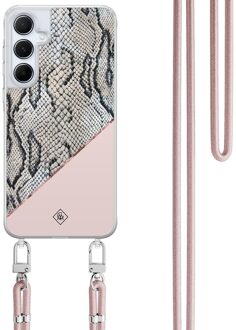 Casimoda Samsung Galaxy A35 hoesje met rosegoud koord - Snake print Roze