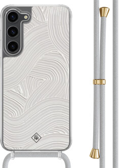 Casimoda Samsung Galaxy S23 Plus hoesje met grijs koord - Abstract beige waves Bruin/beige