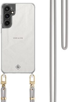 Casimoda Samsung Galaxy S24 FE hoesje met grijs koord - Vive la vie Grijs/zilverkleurig