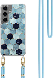 Casimoda Samsung Galaxy S24 hoesje met blauw koord - Blue cubes