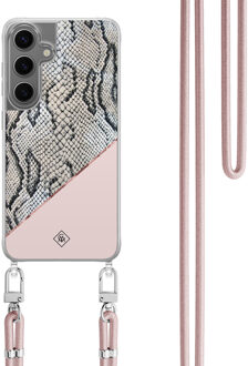 Casimoda Samsung Galaxy S24 Plus hoesje met rosegoud koord - Snake print Roze
