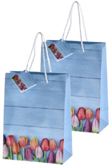 cepewa Set van 4x stuks papieren pasen giftbags/cadeau tasjes tulpen 18 x 23 x 8 cm - cadeautasjes Multikleur