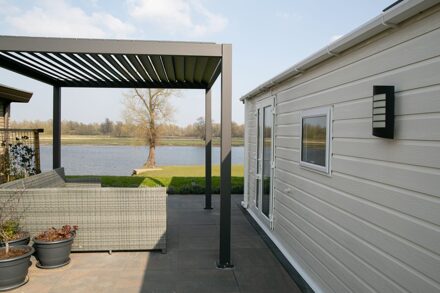 Chalet voor 4 personen aan het water op park aan de Ijssel