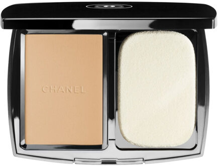 Chanel Vitalumière Compact Douceur foundation 40 Beige