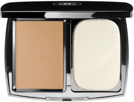 Chanel Vitalumière Compact Douceur foundation 50 Beige