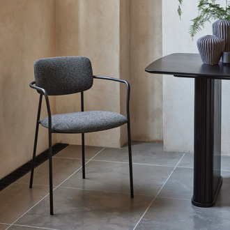 Chase metalen eetkamerstoel - met donkergrijze bouclé zitting en armleuning Donkergrijs