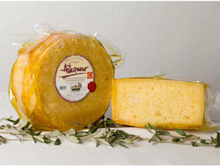 Cheese cured in olive oil, D.O.P. -ARTEQUESO. -Part 1 Kg
