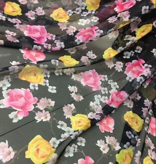 Chiffon Rose stof polyester stof Dunne stof mode shirt stof Bloemen gedrukt chiffon zwart