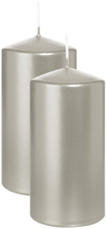 Cilinderkaars/stompkaars - 2x - metallic zilver - 12 x 6 cm - 33 branduren