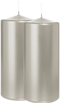 Cilinderkaars/stompkaars - 2x - metallic zilver - 15 x 7 cm - 63 branduren