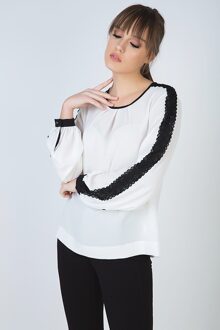 Contrasterende Ecru Top met Lange Mouwen en Kantdetail, met Knoopsluiting in de Nek, door Conquista Fashion