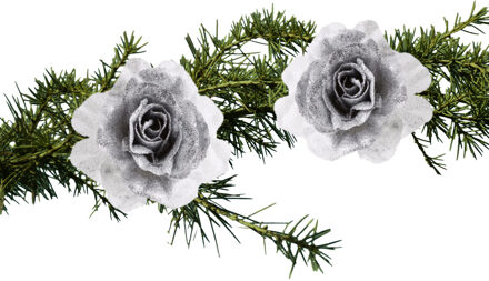 Cosy&Trendy 2x stuks kerstboom bloemen op clip zilver/wit en besneeuwd 18 cm - Kersthangers Zilverkleurig