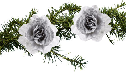 Cosy&Trendy 2x stuks kerstboom bloemen op clip zilver/wit en besneeuwd 18 cm