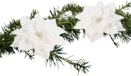 Cosy&Trendy 2x stuks kerstboomversiering op clip witte besneeuwde bloemen 15 cm - Kersthangers