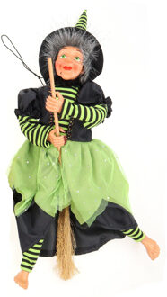 Creation decoratie heksen pop - vliegend op bezem - 40 cm - zwart/groen - Halloween versiering - Halloween poppen