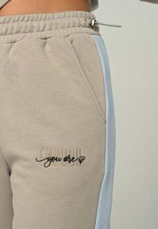 Dames Trainingspak met You Are Enough borduursel Beige